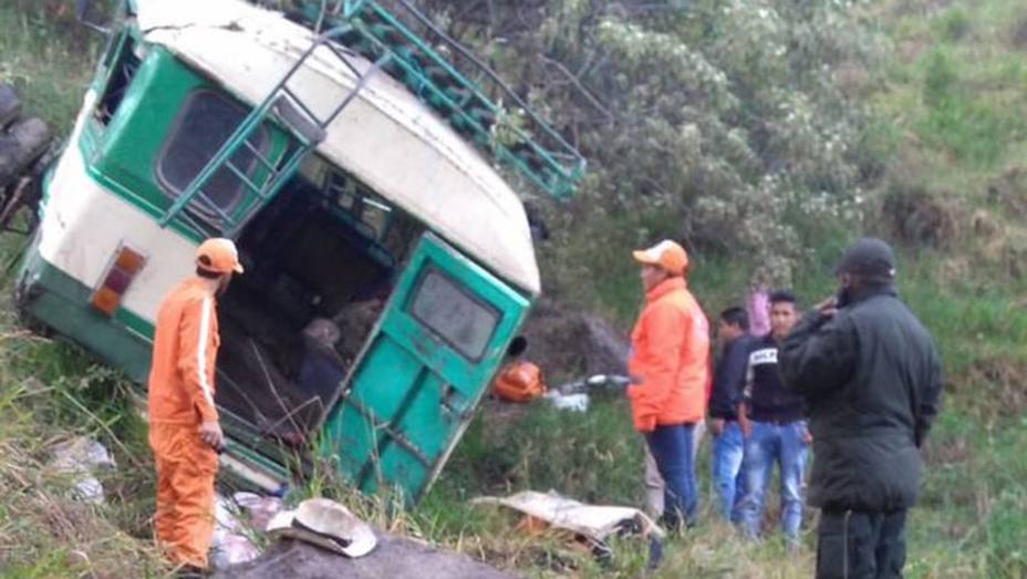Al menos 8 muertos y 12 heridos al caer un autobús por un precipicio en Colombia