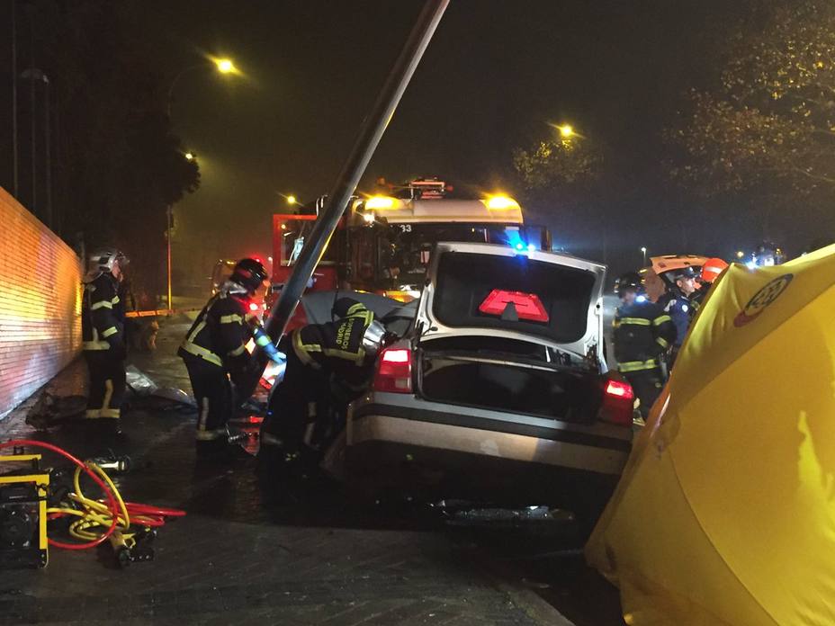Un joven muere y otro resulta herido grave en un accidente de tráfico en Madrid