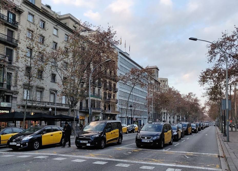 Los taxistas continúan en huelga indefinida en Barcelona tras la reunión con el Govern