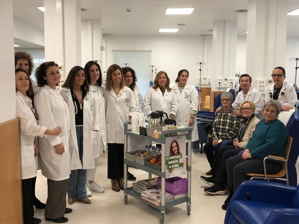 Integrantes dela Asociación Española contra el Cancer con el Carrito Don Amable