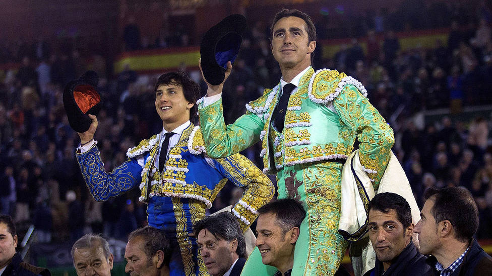 Andrés Roca Rey y El Fandi en su salida a hombros este viernes en Castellón