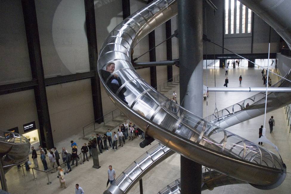 Un adolescente arroja a un niño al vacío desde la Tate Modern de Londres