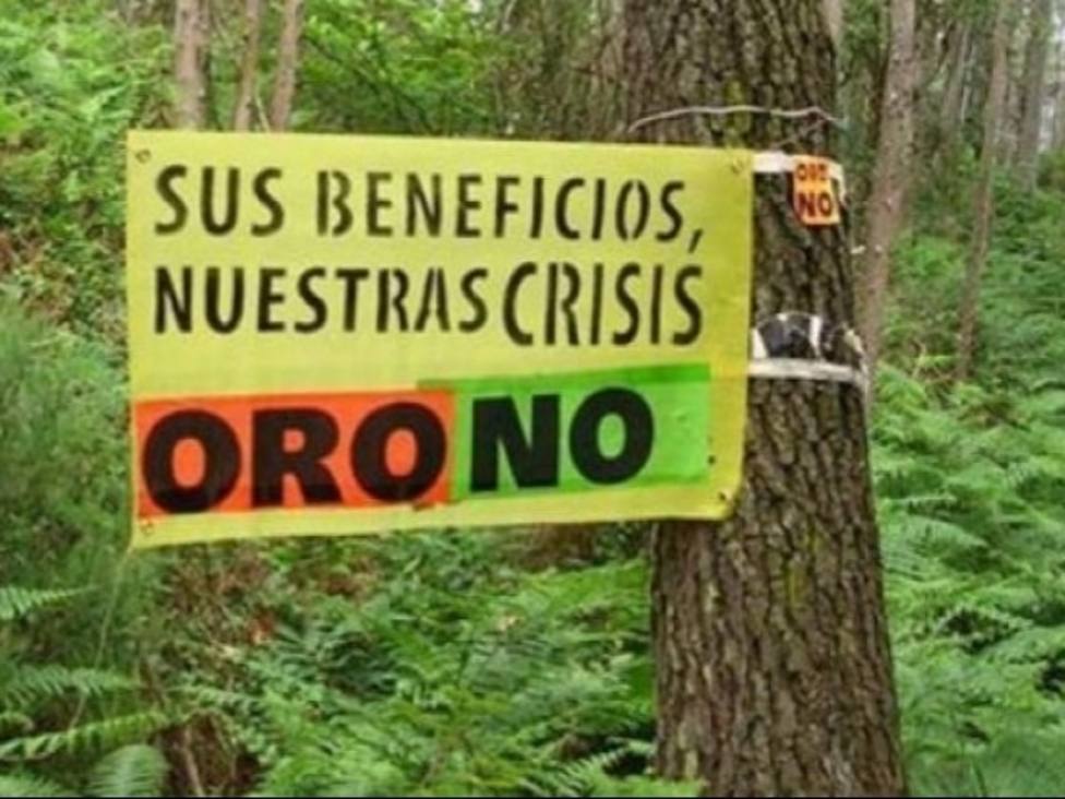 Pancartas contrarias a la explotación minera en Tapia