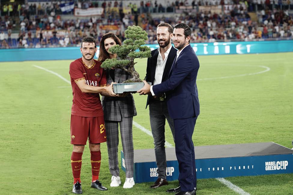 El AS Roma gana el torneo de fútbol Mabel Green Cup y recibe un bonsai como trofeo