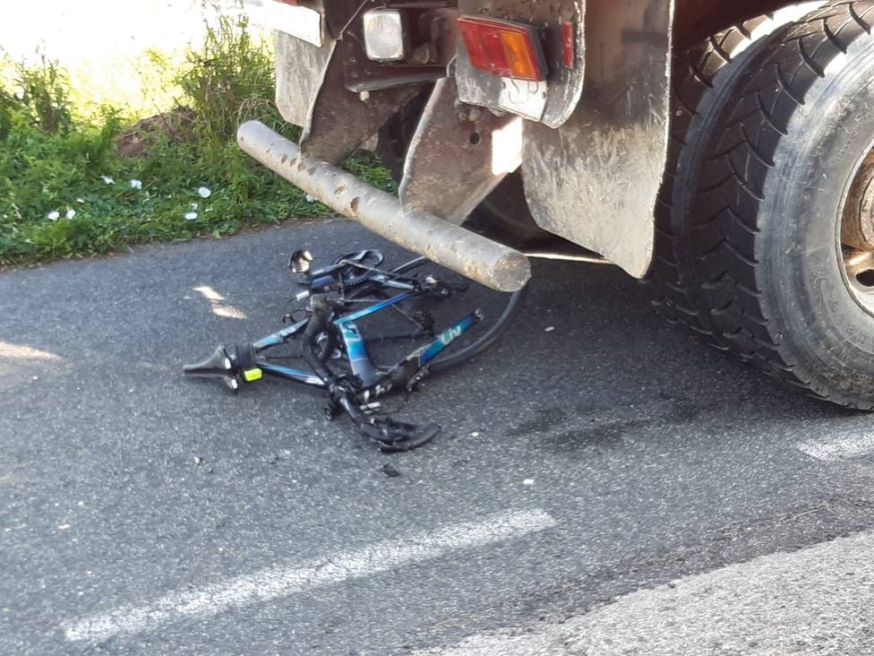 Estado en el que quedó la bicicleta tras la colision con el camión - FOTO: A.C.