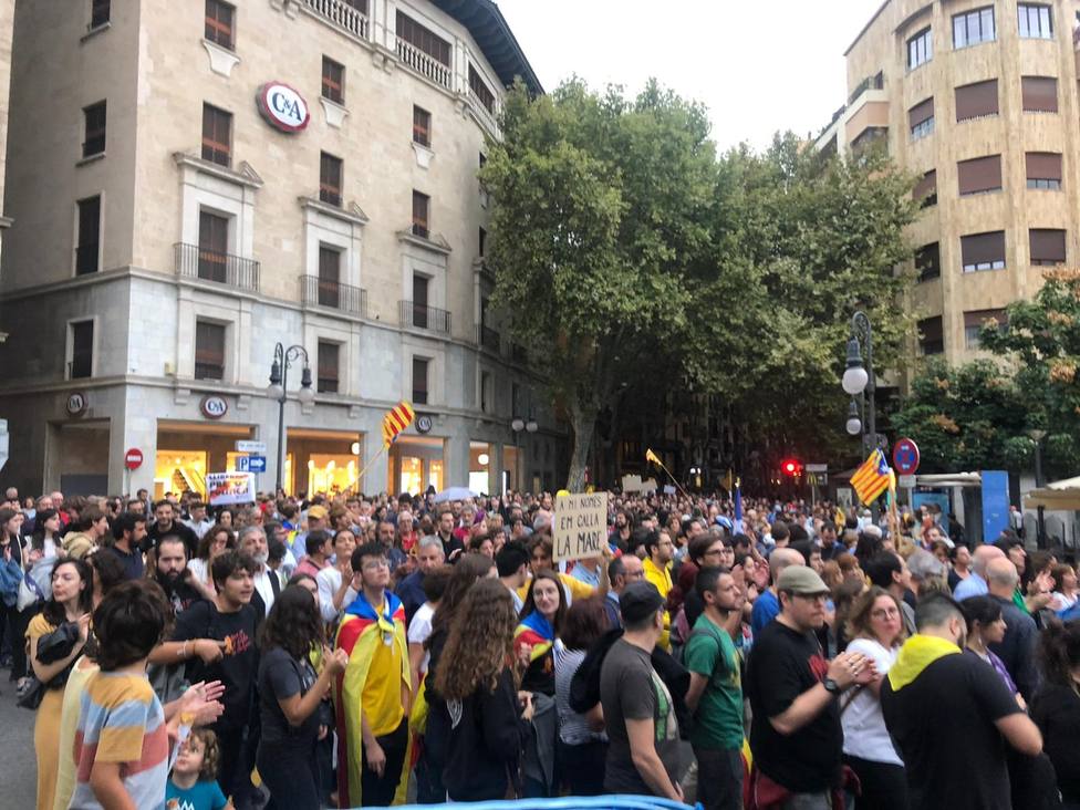 Cerca de 2.000 personas se manifiestan en Palma por la libertad de los políticos catalanes presos