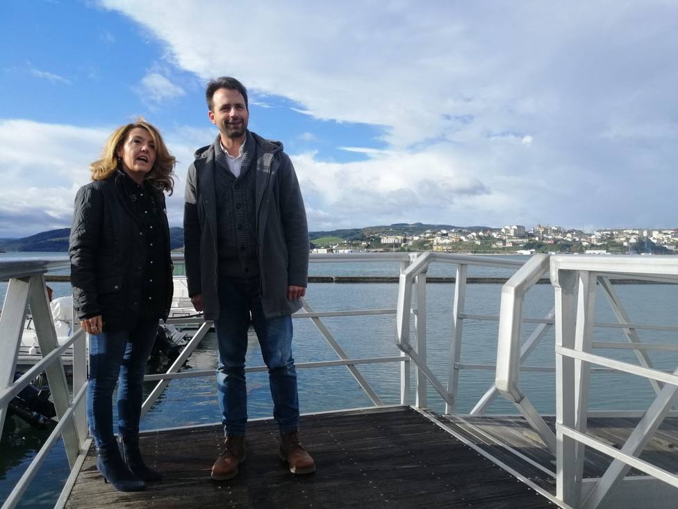 Los populares Teresa Mallada y Álvaro Queipo en la margen asturiana de la ría