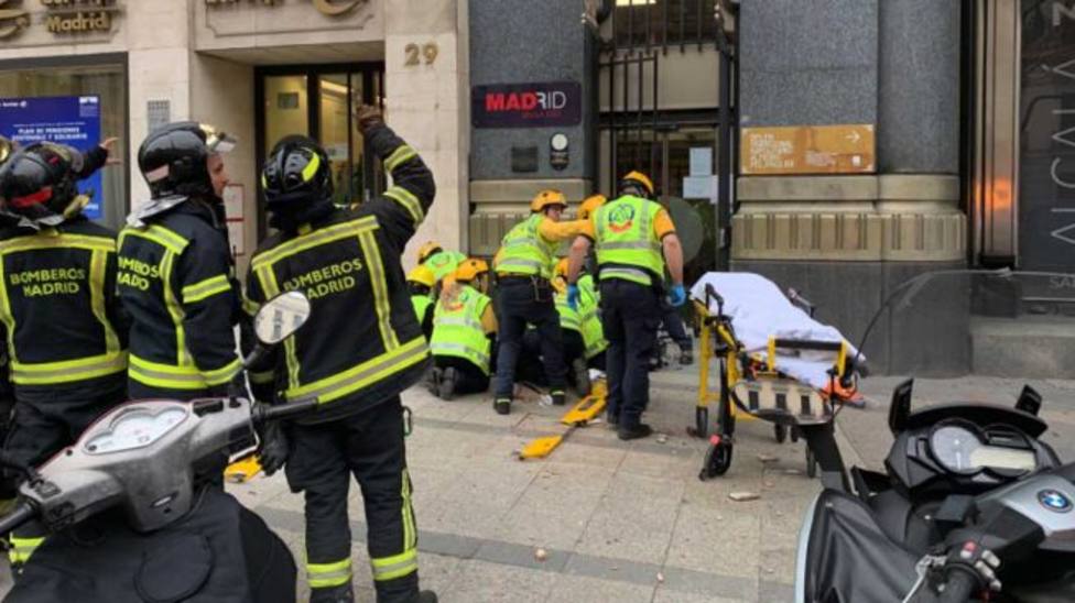 Una mujer resulta herida crítica al caerle cascotes de un edificio en el centro de Madrid