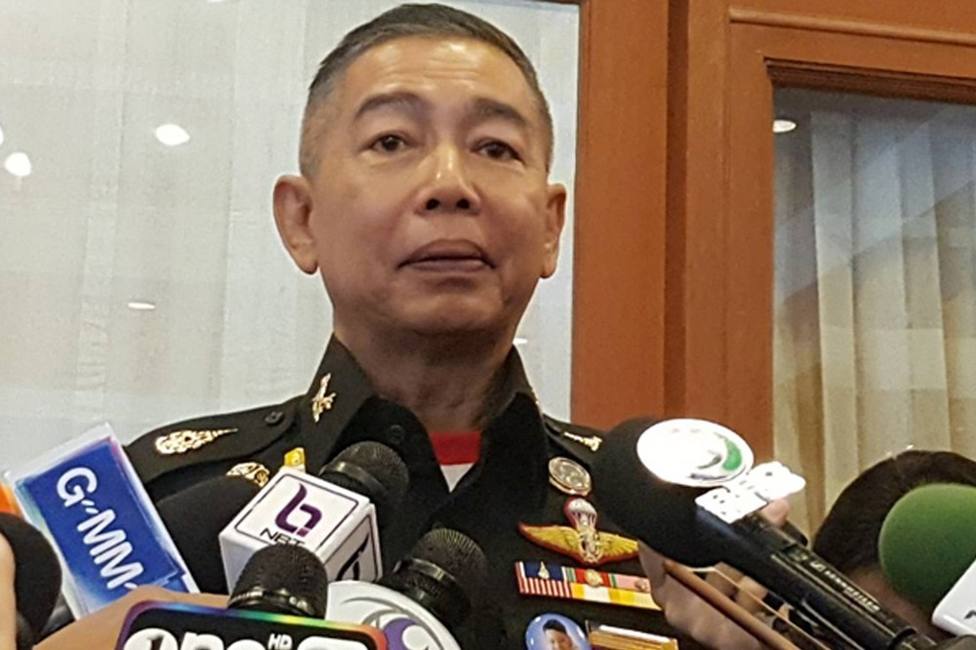 Jefe del Ejército de Tailandia se disculpa entre lágrimas por el tiroteo en que un militar mató a 30 civiles