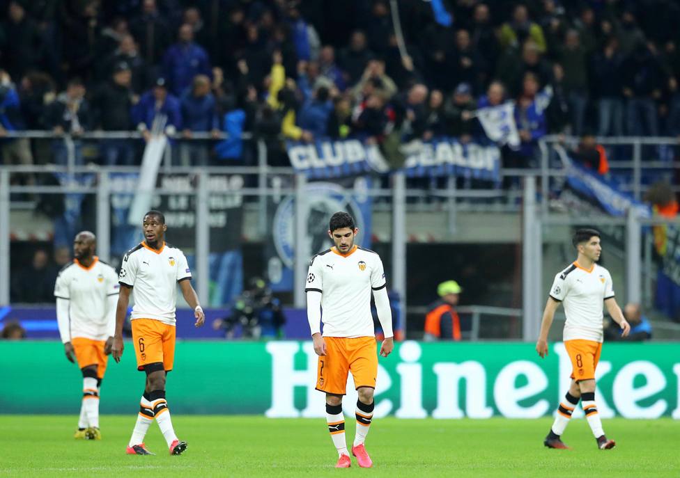 El Valencia se lamenta de uno de los goles del Atalanta (Cordon Press)