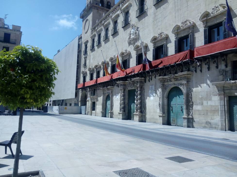 El Ayuntamiento engalana sus balcones por la Semana Santa
