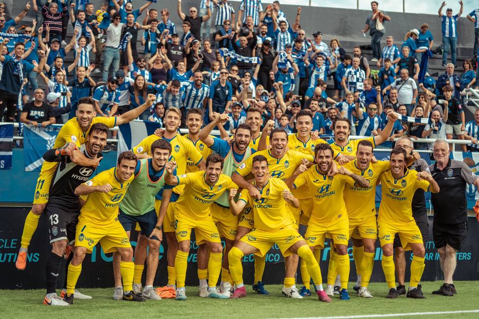 Los jugadores del Baleares celebrando con su afición la victoria en Ibiza