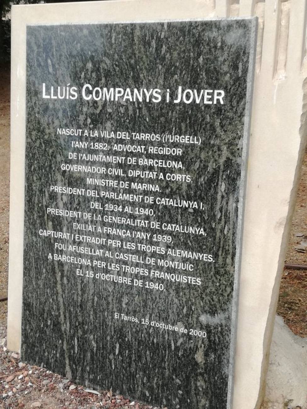 Esta es la placa que hay en El Tarrós que recuerda la biografís de Lluís Companys