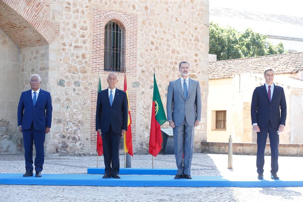 Felipe VI y Marcelo Rebelo de Sousa junto a Pedro Sánchez y Antonio Costa en Badajoz. Foto: Casa Real