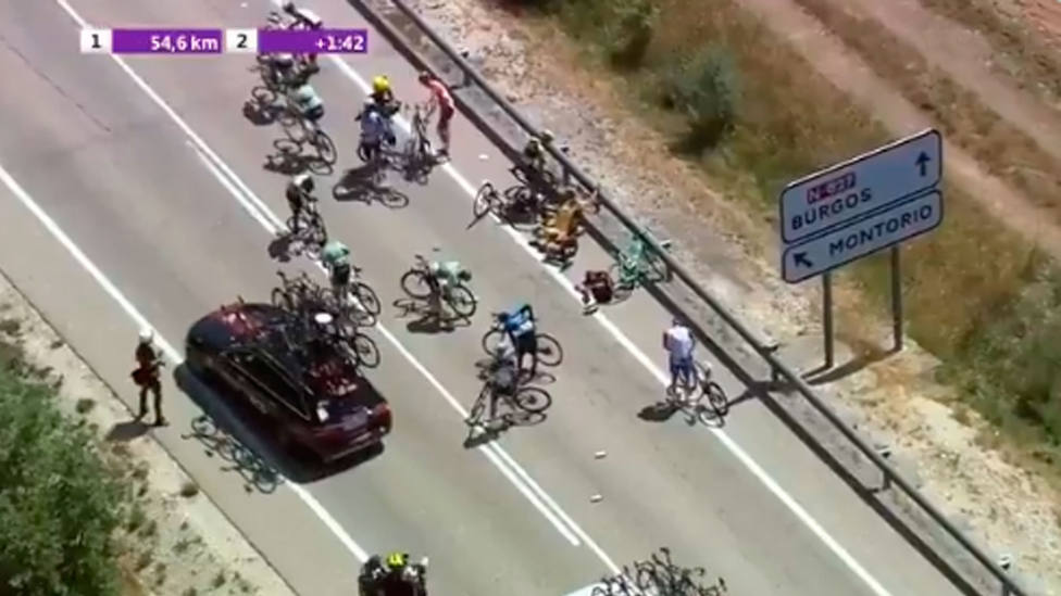 Momento de la caída en la primera vuelta de la 1ª etapa de la Vuelta a Burgos