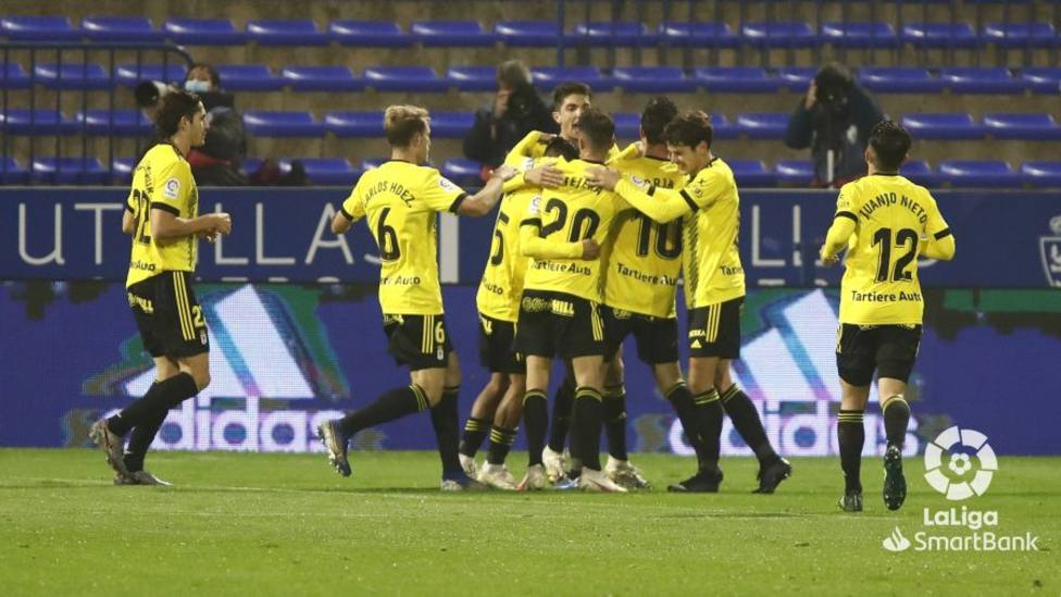 Los futbolistas del Real Oviedo celebran uno de los goles frente al Zaragoza