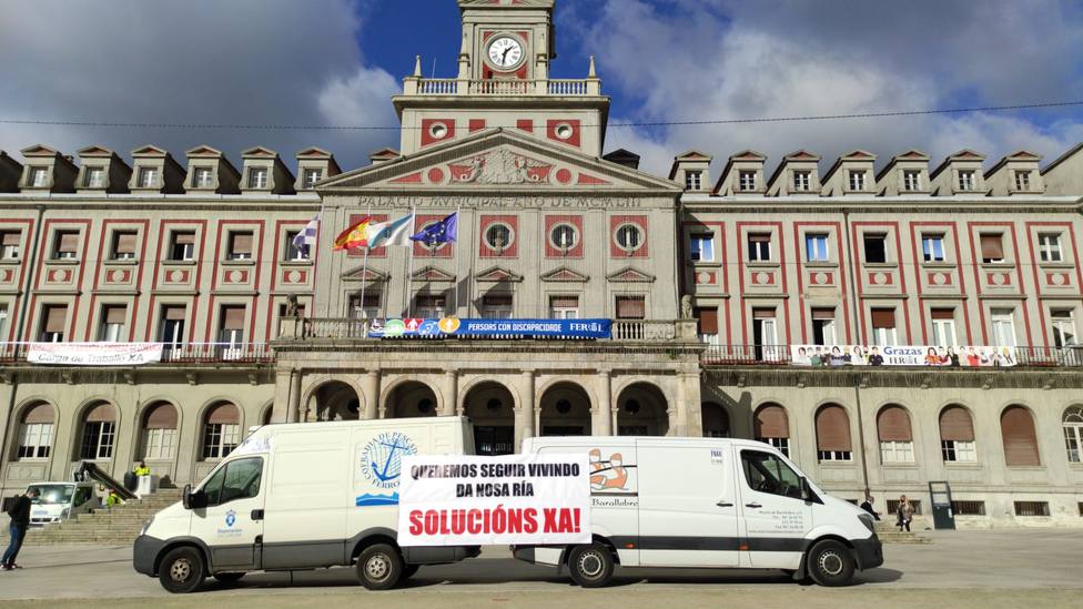 Fugones de las cofradias de Ferrol y Barallobre ante el Ayuntamiento de Ferrol - FOTO: Cedida