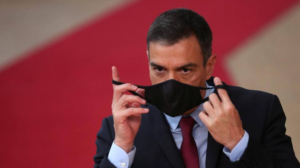 Pedro Sánchez se coloca la mascarilla. Foto: EFE