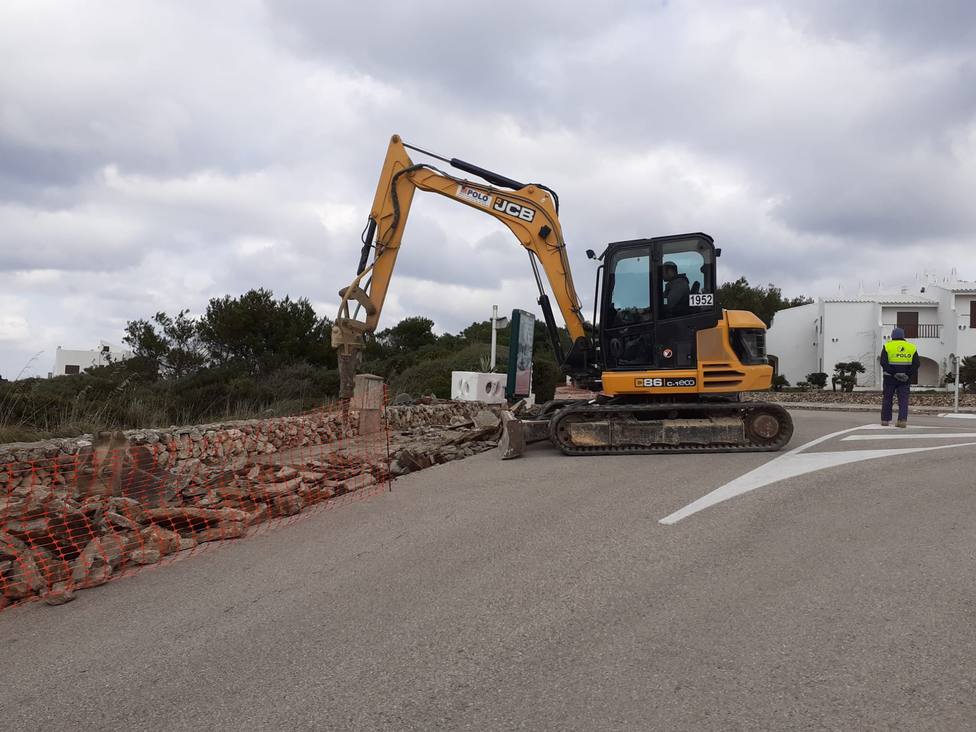 Inicio de las obras de reforma de un tramo de acera en dos calles de la urbanización de Cala Morell