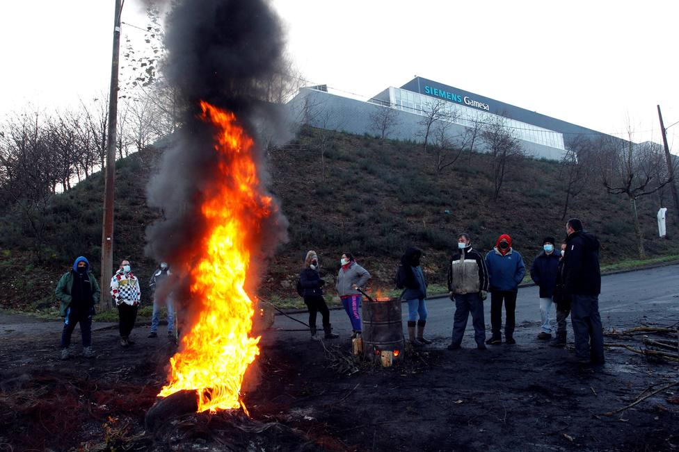 Protesta de trabajadores de Siemens Gamesa por el cierre de su planta - FOTO: EFE / Kiko Delgado