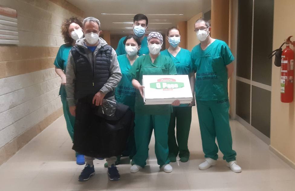 Antonio Castro, a la izquierda, con personal sanitario del Hospital Naval - FOTO: Cedida
