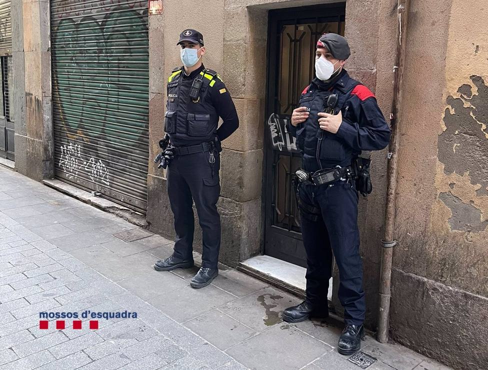 Sucesos.- Dos detenidos tras desmantelar un punto de venta de droga en Barcelona
