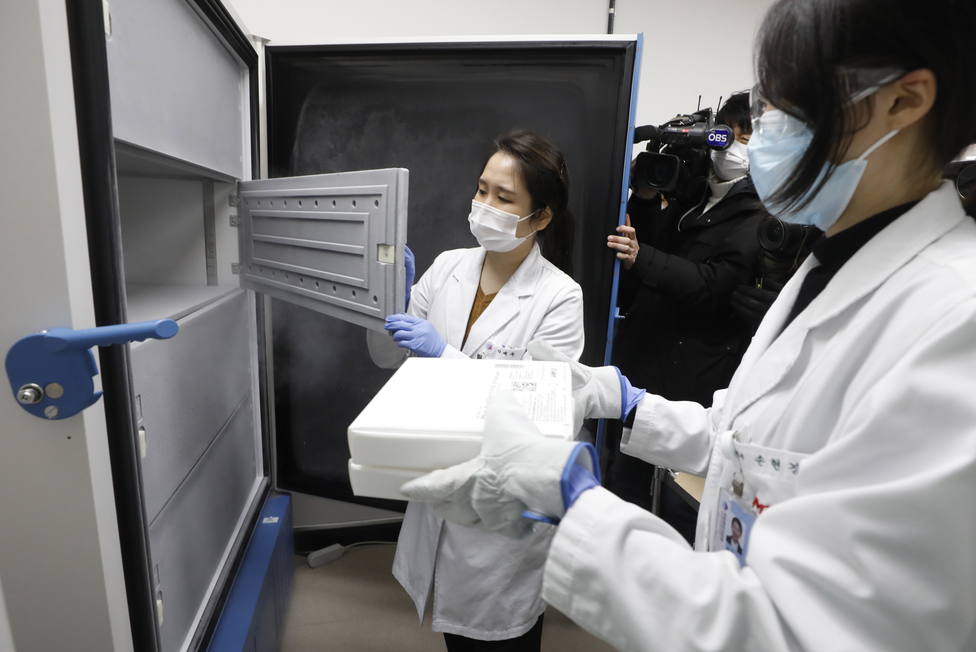 Médicos de Corea del Sur guardan la vacuna AstraZeneca