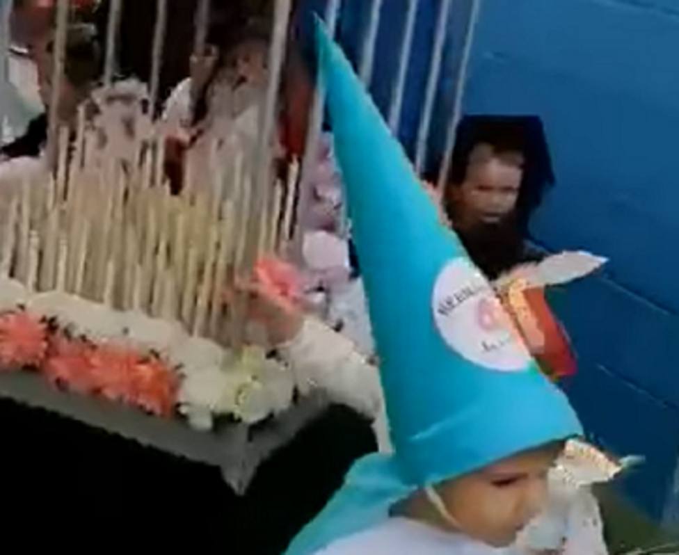 Los niños de una escuela infantil recrean una especial y emocionante procesión de Semana Santa