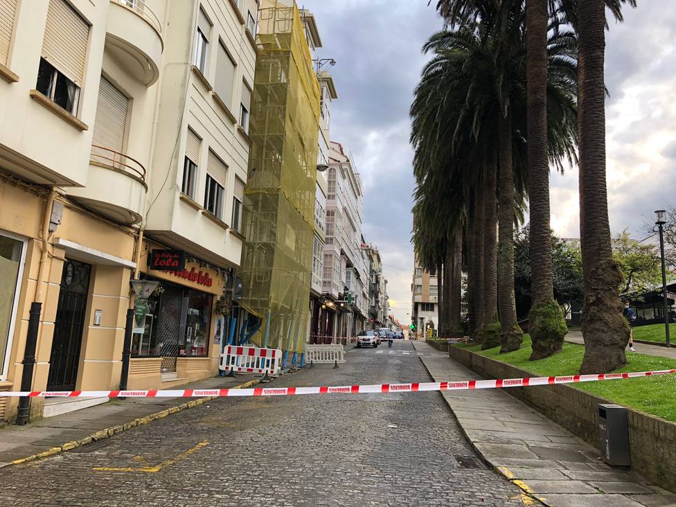 La calle Real de Ferrol está cortada en la zona de la plaza de Amboage por este incidente