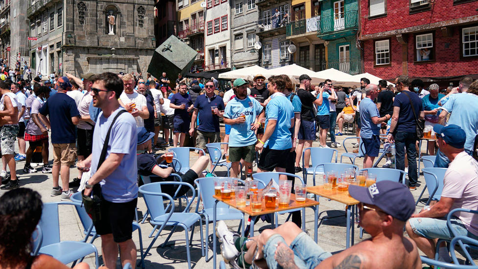 Cientos de fans ingleses, en el centro de Oporto, sin mascarilla ni distancias de seguridad. CORDONPRESS