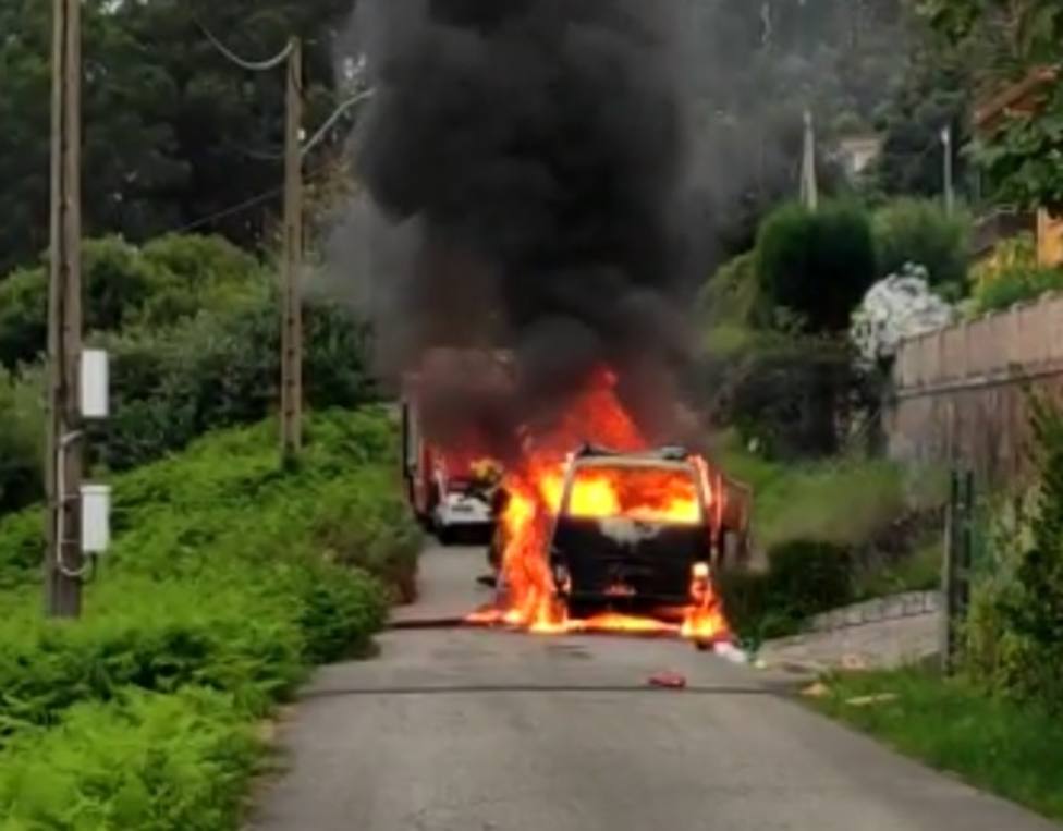 Una furgoneta resultó calcinada en la zona de Penencia en Ferrol. FOTO: cedida