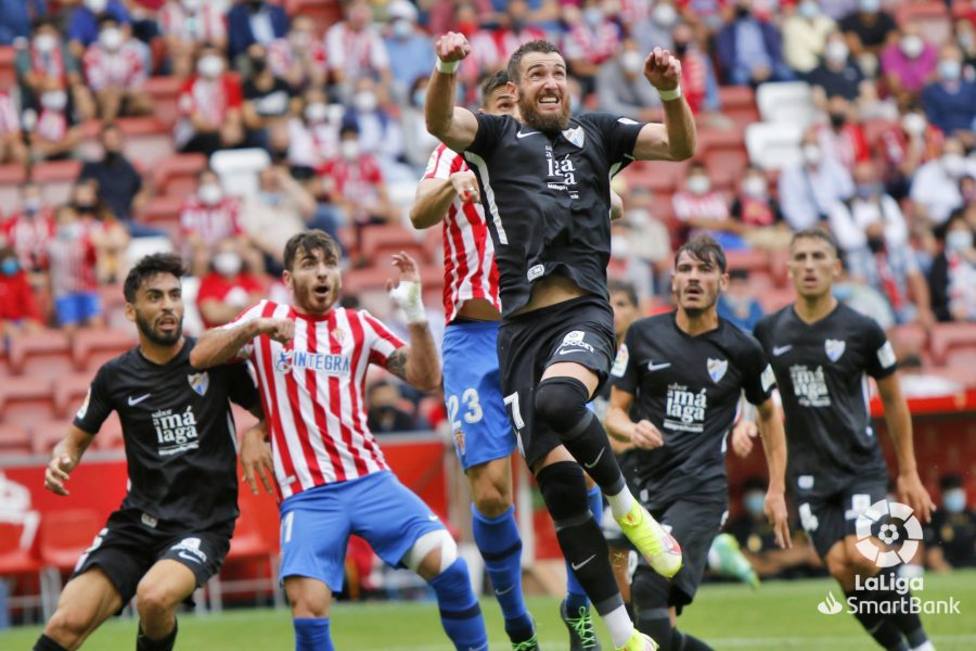 Fue una constante las ayudas en defensa del Málaga ante el Sporting.