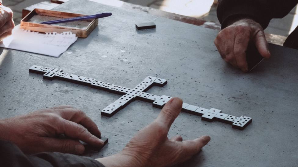 Foto de archivo de una partida de dominó