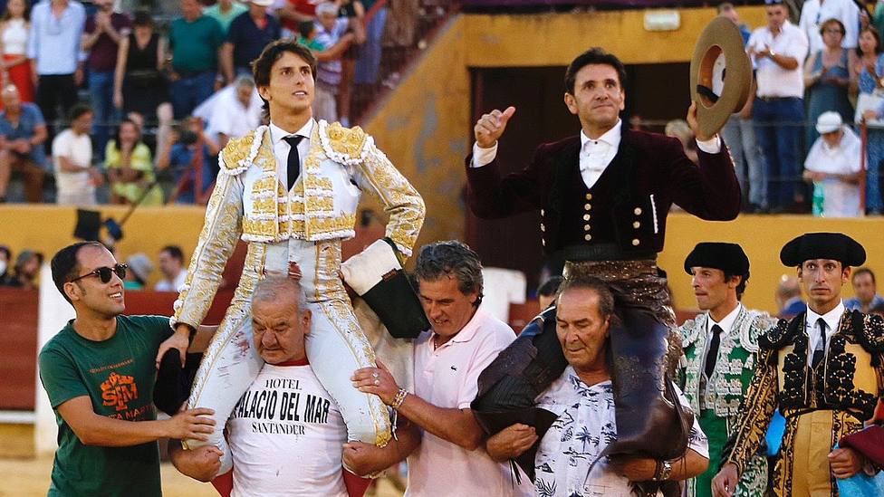 Andrés Roca Rey y Diego Ventura en su salida a hombros este sábado en Ávila