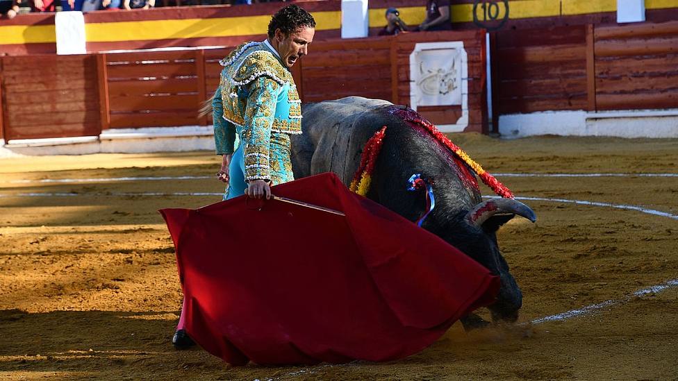 Rafaelillo durante la faena de muleta a un toro de Victorino Martín en Daimiel