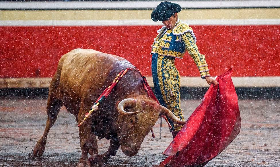 Natural bajo la lluvia de Damián Castaño al sexto toro de Dolores Aguirre en Bilbao