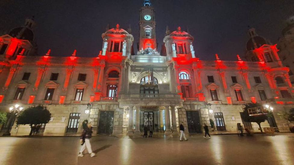 Valencia.- El Ayuntamiento de ValÃ?ncia se ilumina de rojo carmesÃ­ por el cumpleaÃ±os de Felipe VI