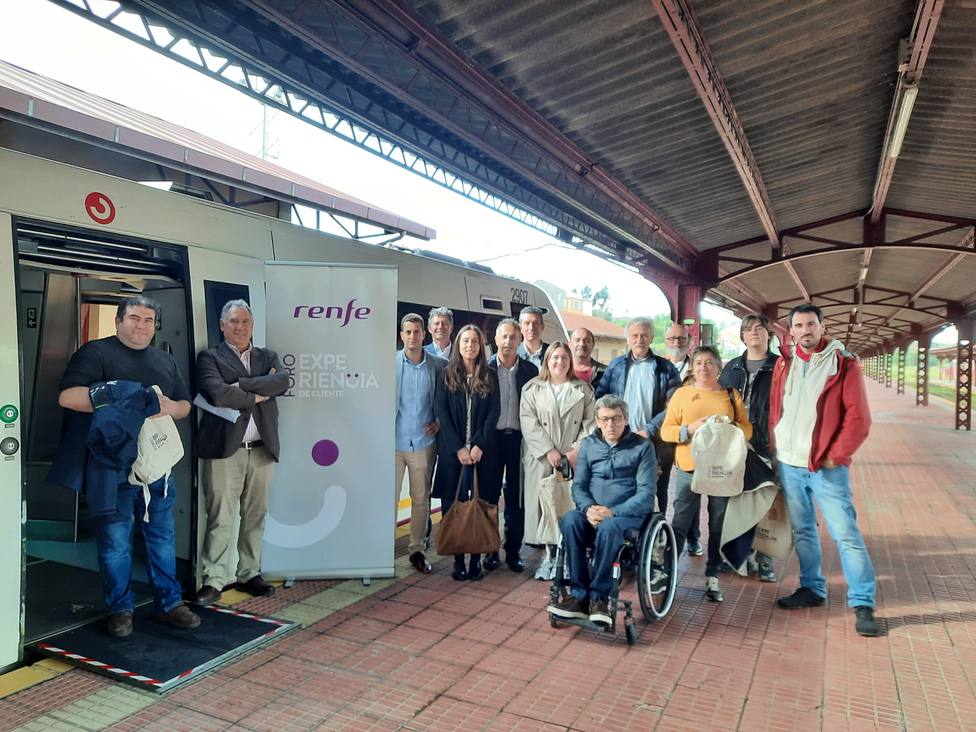 Los participantes de esta iniciativa en la Estación de Ferrol con responsables de Renfe