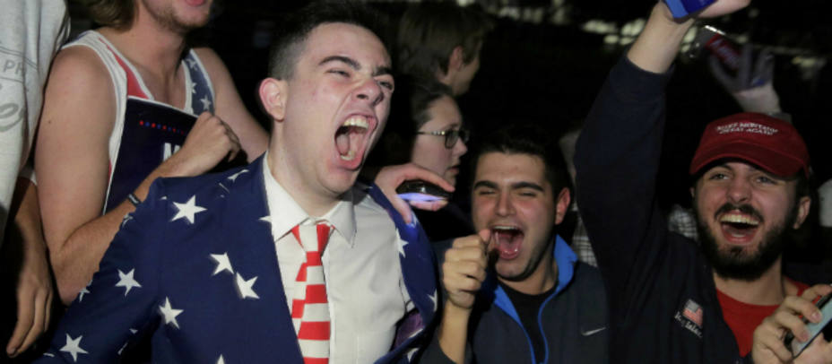 Seguidores de Donald Trump celebran los resultados electorales que se están dando hasta el momento. REUTERS