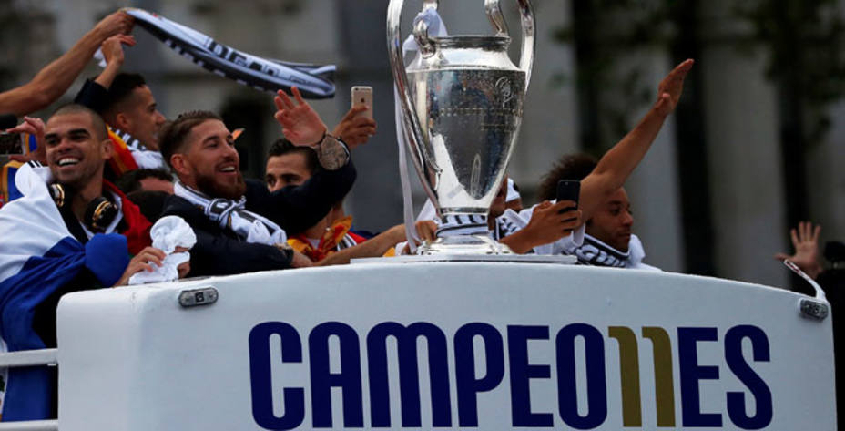 El Real Madrid llegó a la Cibeles en un autobus descapotable con el lema Campeo11es. Reuters.