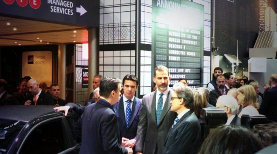 En la inauguración el Rey, junto al Ministro de Industria y el presidente de la Generalitat
