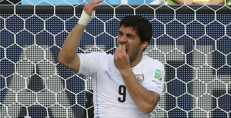 Sanción ejemplar para Luis Suárez que estará 4 meses sin jugar. Reuters.