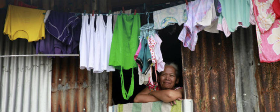 Junisa Yu,vecina de Tacloban, con su casa hecha de chapas en medio de la zona cero. REUTERS.