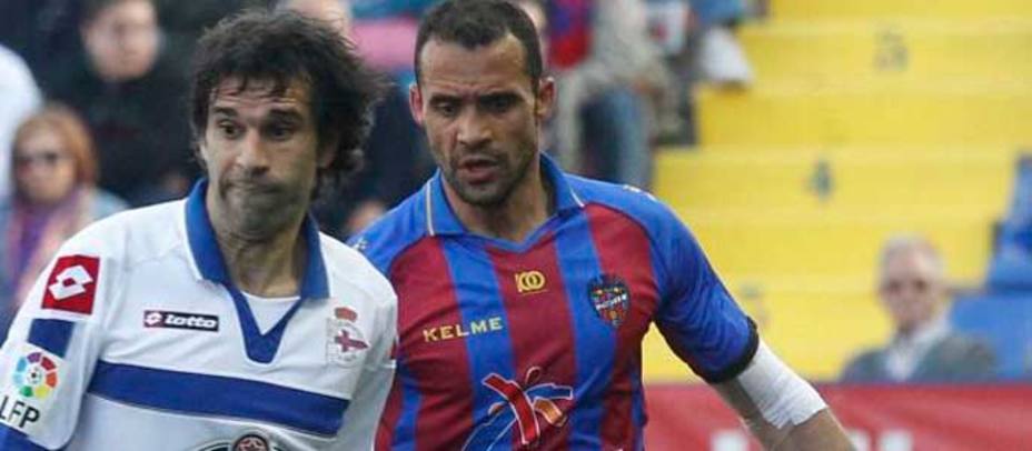 Juanfrán y Valerón pelean por un balón durante el Levante-Deportivo