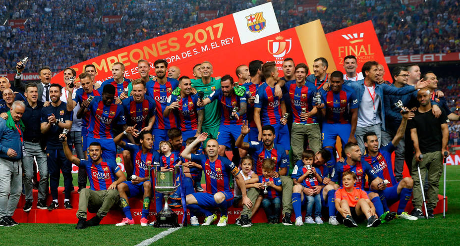 El Barcelona posa con la Copa del Rey como campeón. REUTERS