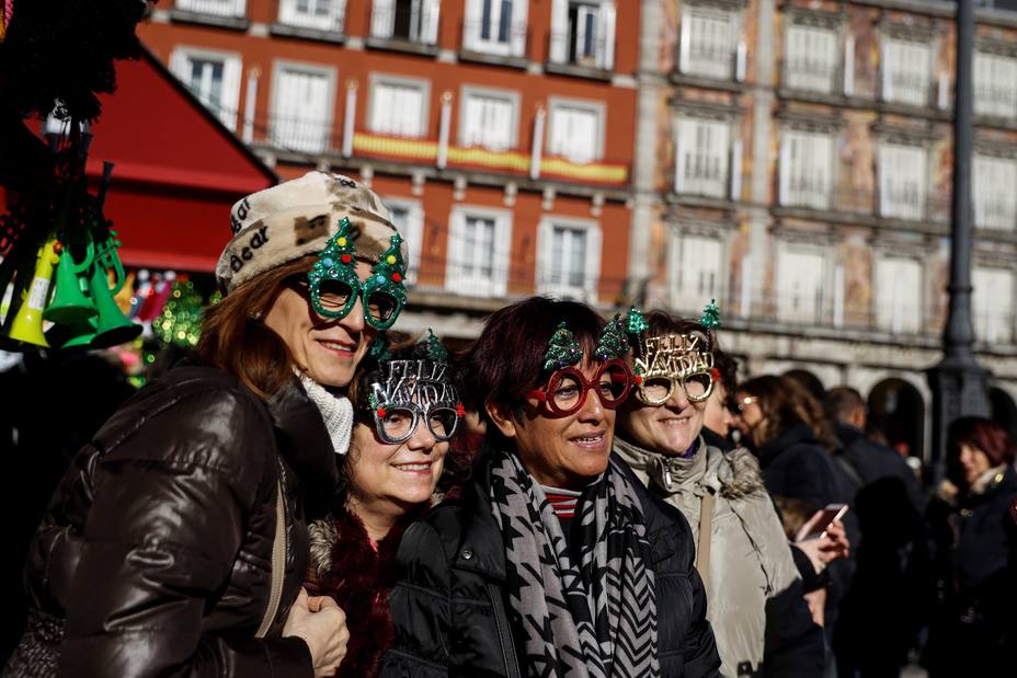 Turistas en Madrid en el Puente de la Constitución