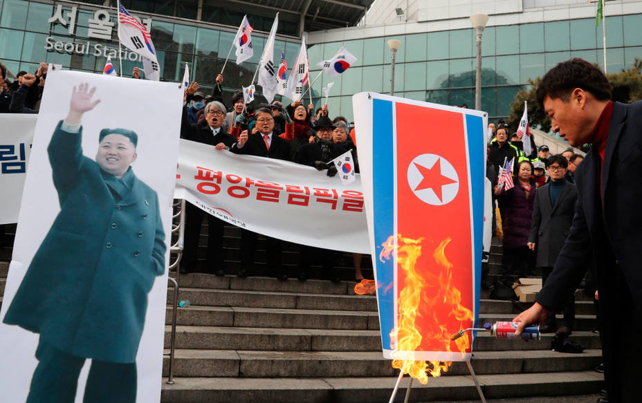 Quema de una bandera de Corea del Norte y del líder Kim Jong-Un en Seúl. REUTERS