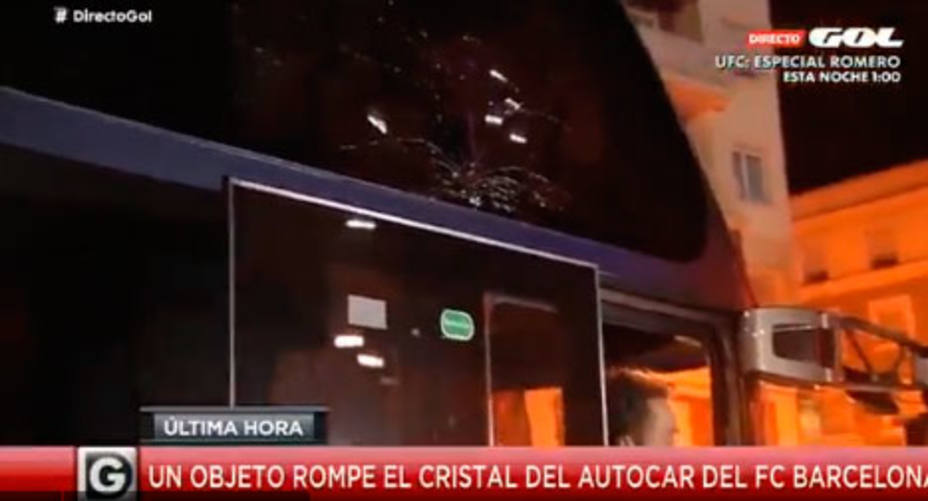 Imagen del bus del Barcelona apedreado, tal como recogió una cámara de Gol
