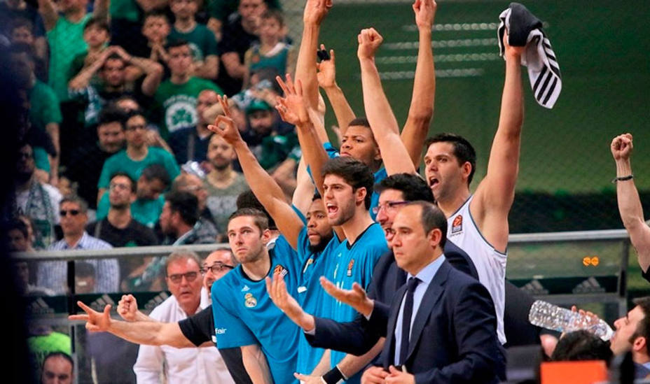 El Real Madrid de baloncesto celebra el triunfo en cancha de Panathinaikos (FOTO: Euroleague.net)
