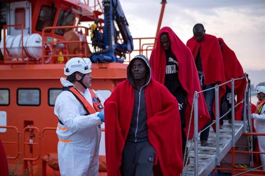 Mueren cinco inmigrantes al naufragar una patera a la deriva cerca de Alborán